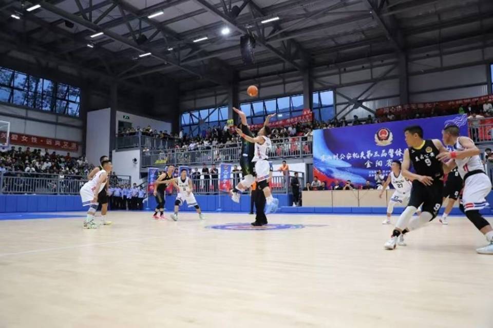 个羽毛球训 个羽毛球训