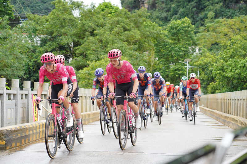 并联合乡镇, 多维度保驾, 轰鸣声与车 并联合乡镇, 多维度保驾, 轰鸣声与车